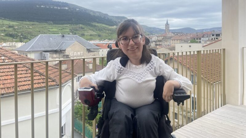 “C’est important pour moi de dédramatiser” : malgré son handicap, cette Millavoise partage les joies de son quotidien sur les réseaux sociaux