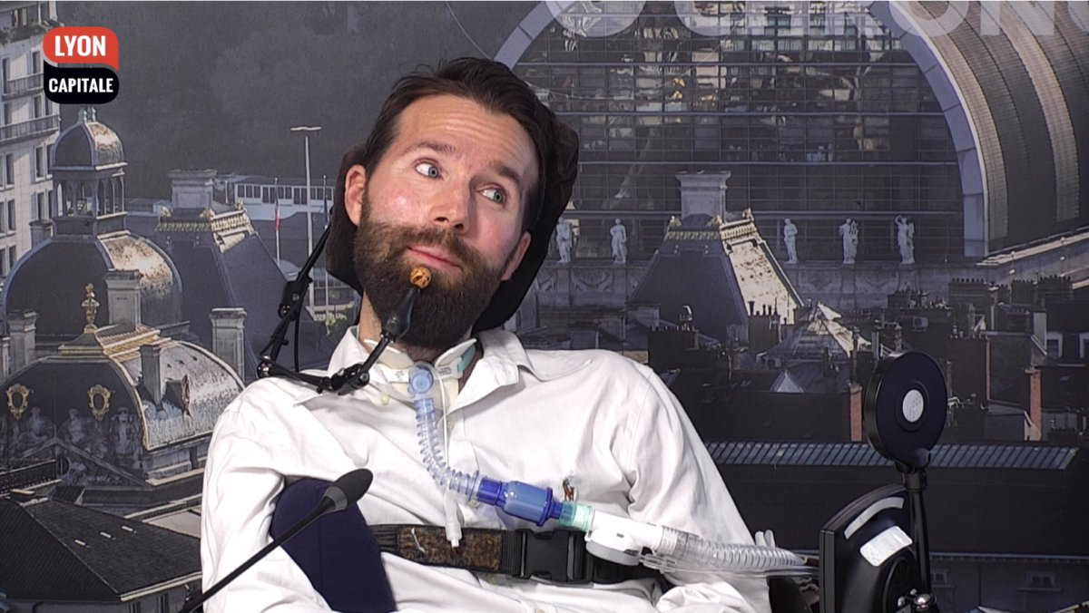 “Le handicap n’est pas une limite à la liberté et au rêve” : en fauteuil roulant et sous respirateur, ce lyonnais décide de se rendre à Bucarest