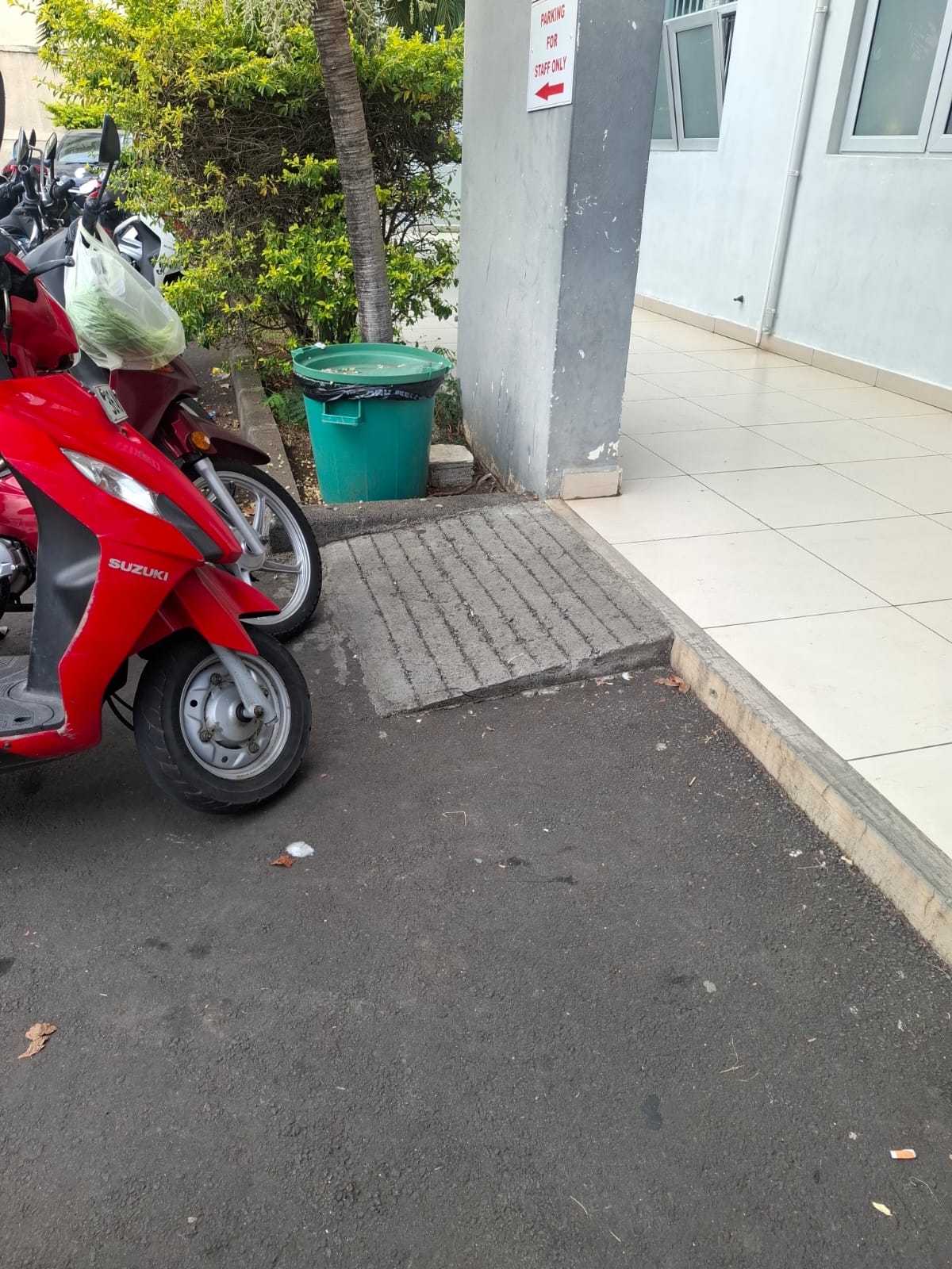 Accessibilité entravée : Deux motocyclettes bloquent la rampe pour les personnes en situation de handicap au Médiclinique Hyderkhan, Plaine Verte, Port Louis