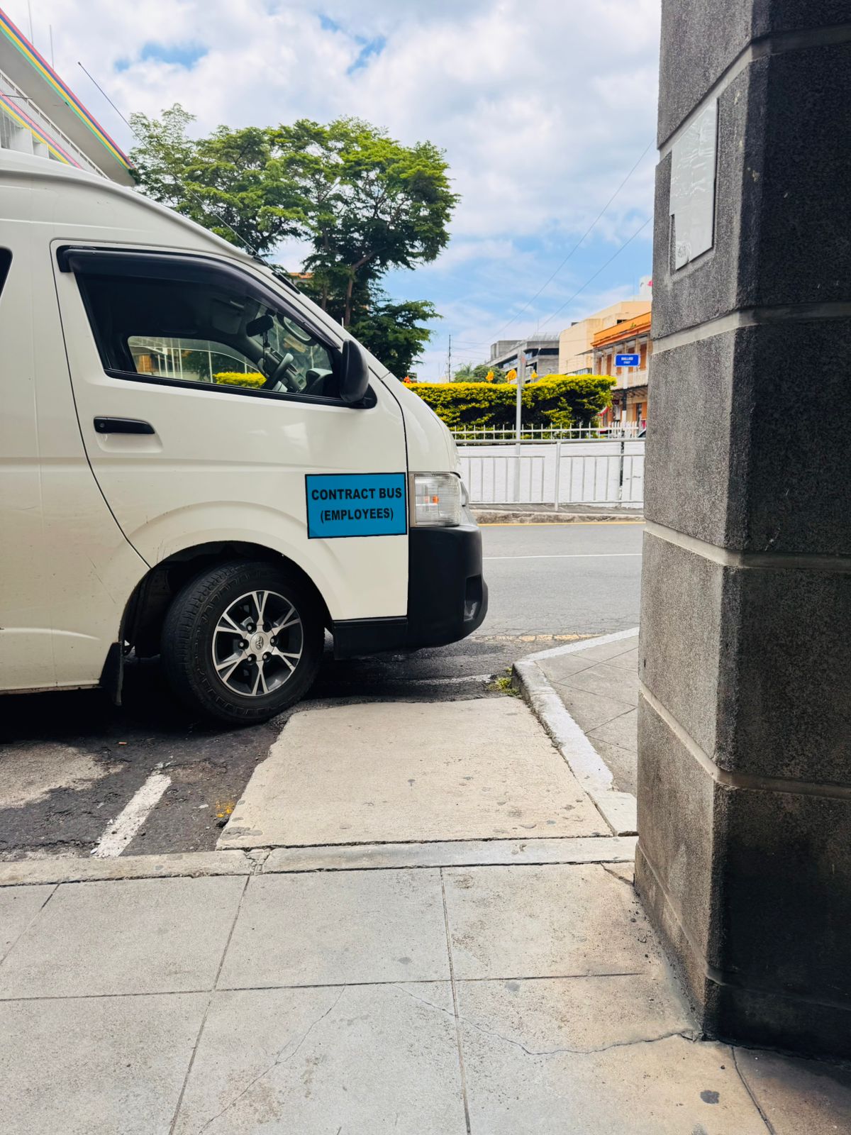 Blocked accessible ramp at NPF Port Louis: Prompt police intervention following report from a Disability Rights Activist ensures access restored