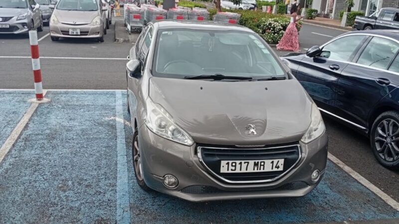 Parking violation at Bagatelle Mall: Three vehicles misuse disability spaces
