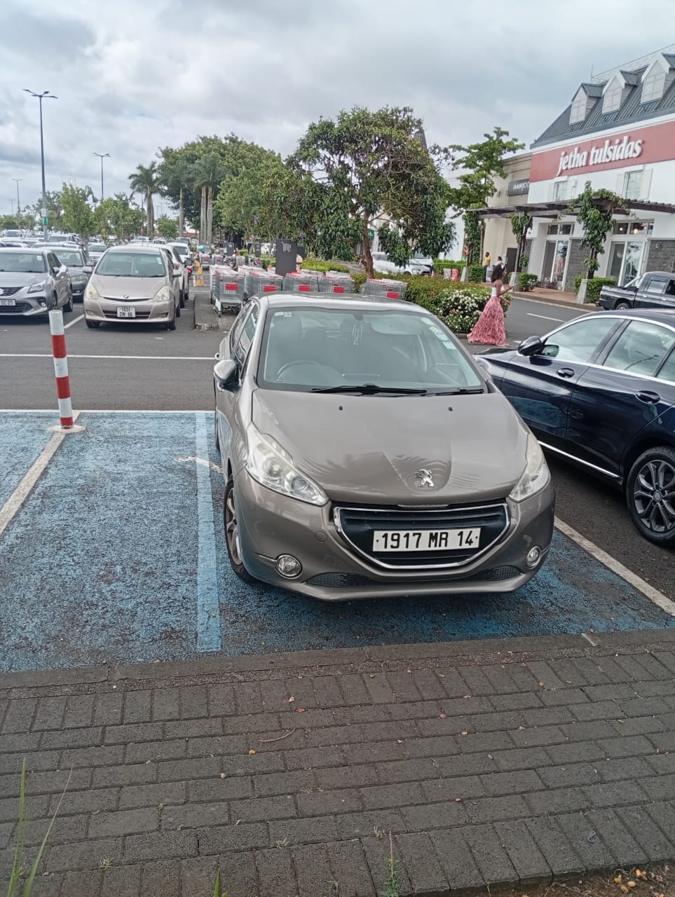 Parking violation at Bagatelle Mall: Three vehicles misuse disability spaces